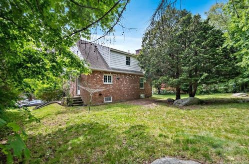 105 Ridgewood Ave, Waterford, CT 06385-3817