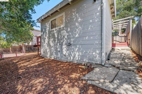 8437 Golf Links Rd, Oakland CA  94605-4118 exterior