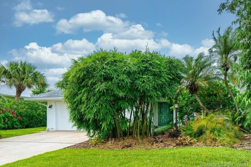 1551 Shorelands Dr, Vero Beach, FL 32963-2648