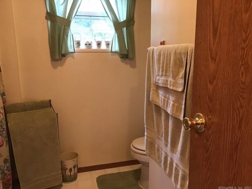 16 Salt Box Ln, Uncasville CT  06382-2084 exterior