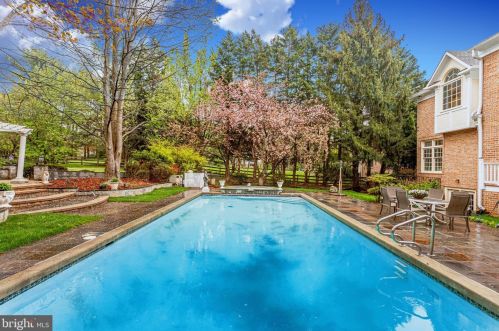 10108 Nedra Dr, Great Falls VA  22066-2835 exterior