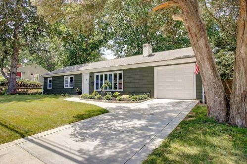 221 Diamond Hill Rd, Warwick, RI 02886-6809