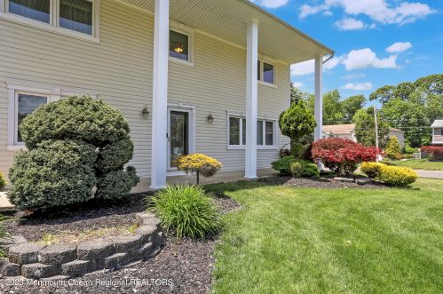 17 Harvey Rd, Morganville, NJ 07751-1533