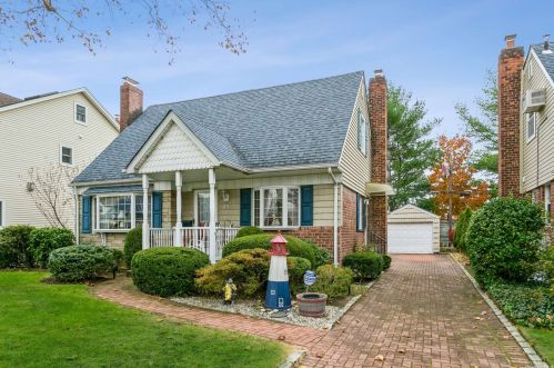 45 Peter Ln, New Hyde Park, NY 11040-1834