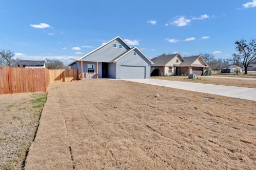 405 Montague St, Pilot Point, TX 76258-2660