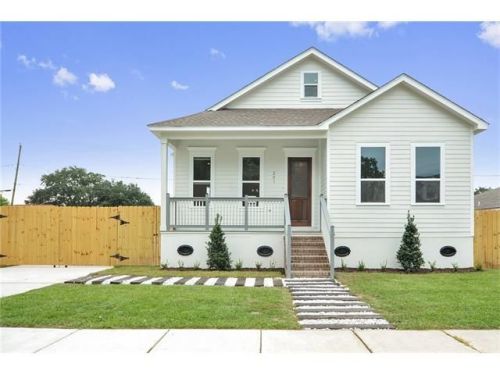 201 Bear Dr, Arabi, LA 70032-2103