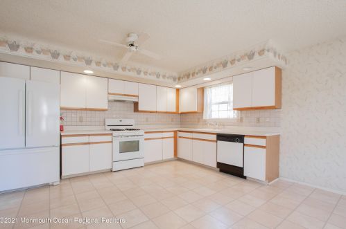 89 Sleepy Hollow Dr, Bricktown, NJ 08724-5016