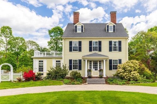 54 Pleasant St, Canton, MA 02021-2233