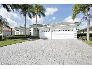 5030 Cerromar Dr, Naples FL  34112-7921 exterior