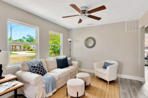 1047 48th Ave, Saint Petersburg FL  33703-3633 exterior