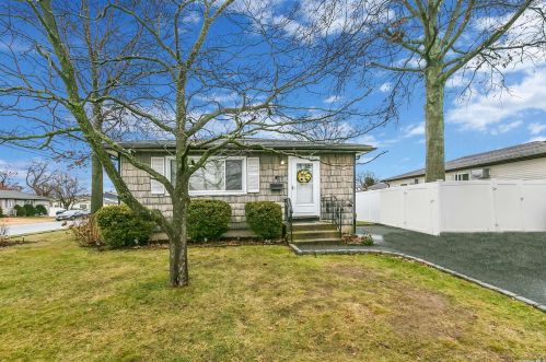 77 Colonial Rd, Babylon, NY 11704-5513