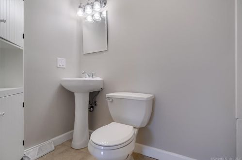 55 Pine River Rd, North Haven CT  06473-3312 exterior