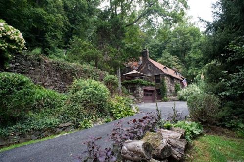 220 Mountain Rd, Pleasantville NY  10570-1943 exterior