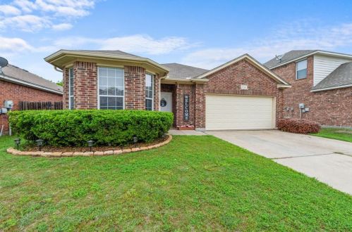 9729 Minton Dr, Fort Worth, TX 76108-3890