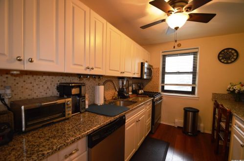 2 Terrace Cir, Great Neck, NY 11021-4160