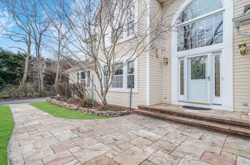 15 Bond Ln, Brookhaven, NY 11719-9617