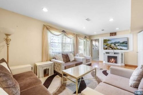335 Charles St, N Milford NJ  07646-1801 exterior