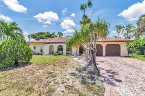 7621 Lake Dr, West Palm Beach FL  33406-8739 exterior