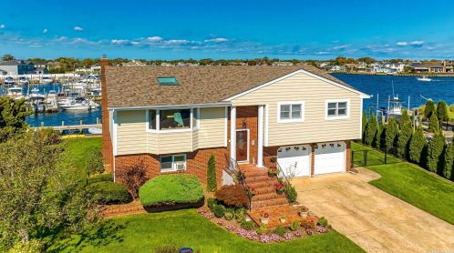 38 Waters Edge Ct, Babylon, NY 11702-4217