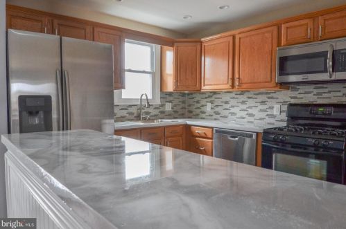 4 Guenever Dr, New Castle DE  19720-2923 exterior