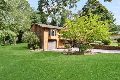 39 Surrey Ln, North Kingstown, RI 02852-2524