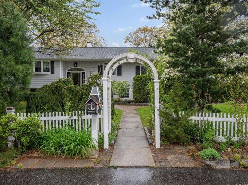 17 Victor Pl, Lake Grove, NY 11755-2032