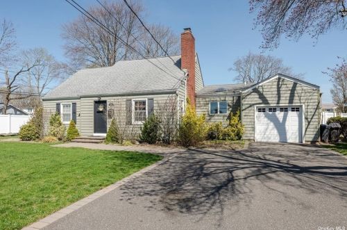 3815 Maple St, Seaford, NY 11783-2536