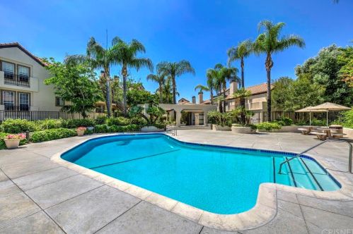 24121 Del Monte Dr, Santa Clarita CA  91355-3824 exterior