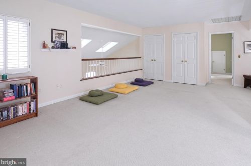 16 Hunters Cir, Lebanon NJ  08833-4395 exterior