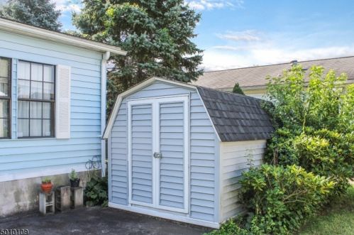 7 Dawn Dr, Belvidere NJ  07823-2844 exterior