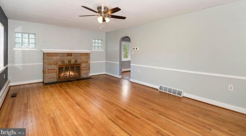 300 Lockwillow Ave, Harrisburg PA  17112-2557 exterior