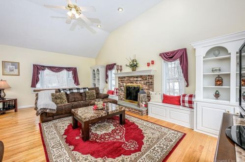 4 Cobblestone Ct, Waterbury, CT 06712-1565