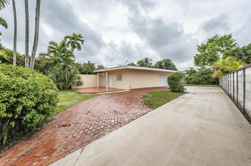 60 Olive Dr, Hialeah FL  33010-5212 exterior