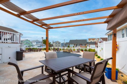 331 Sunset Dr, Pelican Island NJ  08751-2242 exterior