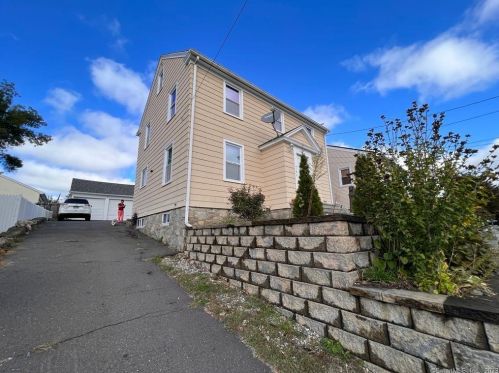416 Savoy St, Bridgeport, CT 06606-4122
