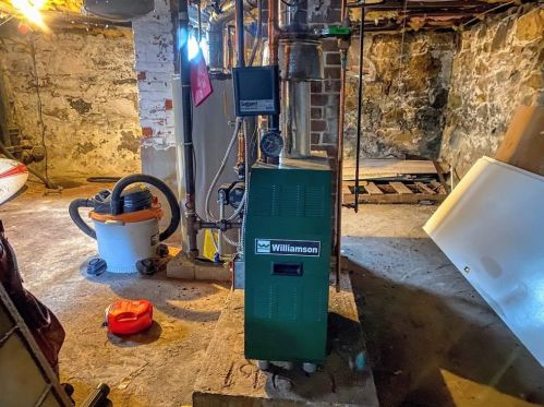 2 Potter St, Middletown RI  02840-3921 exterior