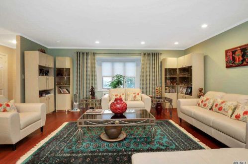 690 Edgewood Dr, Westbury, NY 11590-5409