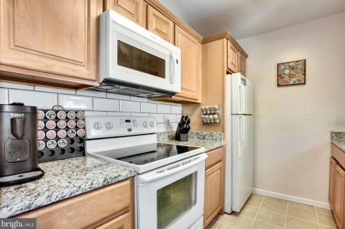 2376 Hunters Square Ct, Herndon VA  20191-2818 exterior