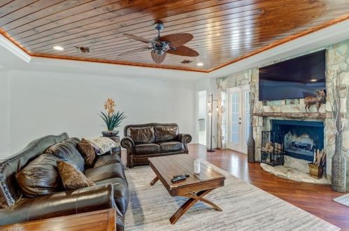 2960 70th St, Naples, FL 34105-7216