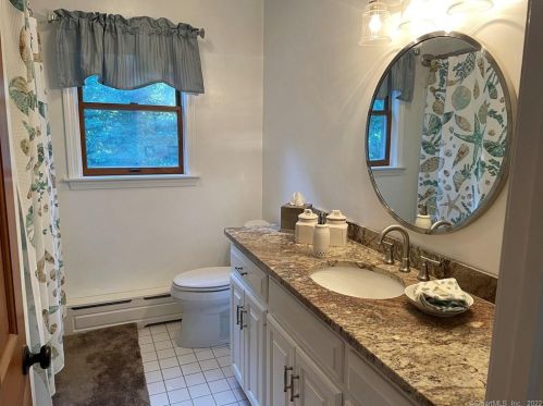 6 Jeremy Dr, East Lyme CT  06333-1544 exterior
