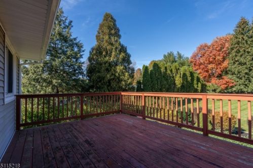 5 Hillside Dr, Clinton NJ 08809-1213 exterior