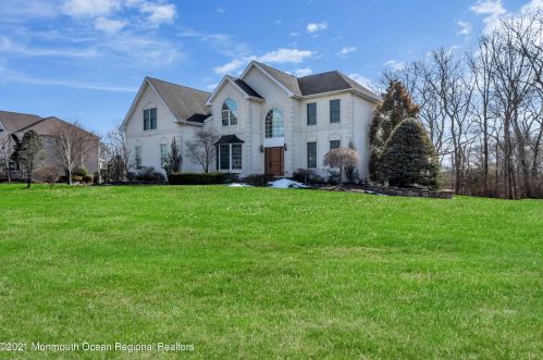 16 Mackenzie Ct, East Freehold, NJ 07728-8477