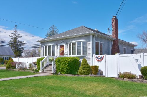 1504 3rd St, Babylon, NY 11704-4736