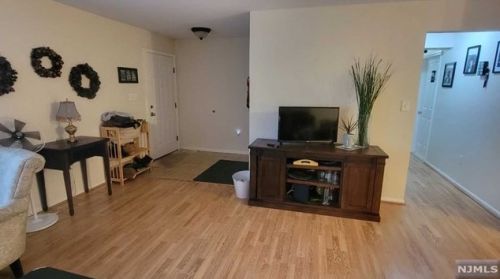 2031 Charles Ct, Mahwah NJ  07430-1386 exterior