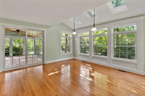 1 Barn Hill Rd, Bloomfield CT  06002-1218 exterior