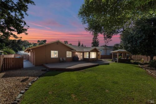 221 Alamo Dr, Vacaville CA  95688-2423 exterior