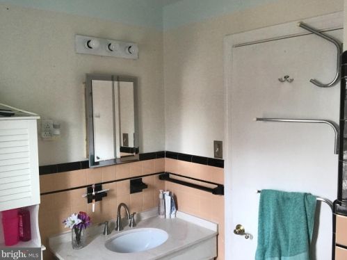 26 Johns Rd, Cheltenham PA  19012-1420 exterior