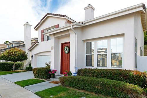2001 Courage St, Vista, CA 92081-7022