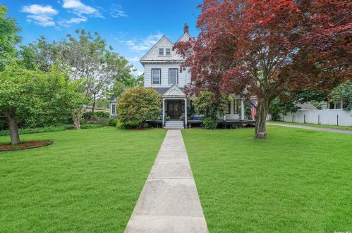 18 Shore Ln, Bayshore, NY 11706-8734