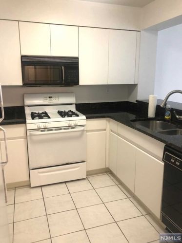 517 Ellery Ct, Edgewater NJ  07020-1623 exterior